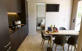 Die Küche im Glamping-Kuben - Foto: Bethel Fath